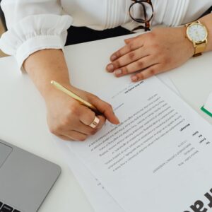 Zawarcie umów na media i usługi (prąd, gaz, woda, internet)